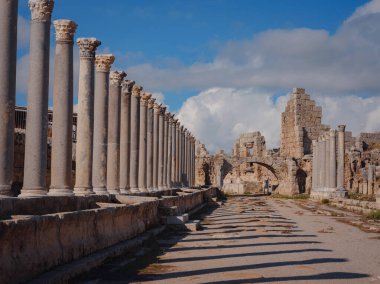 Ekim öğleden sonra Antalya 'da yürüyüş, Perge kenti