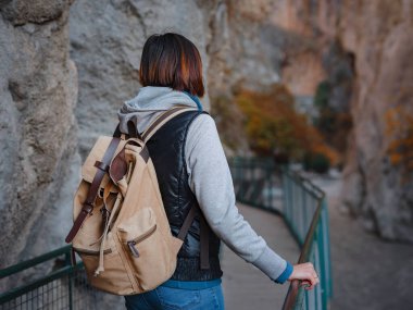 Mutlu Asyalı kadın aktif yürüyüşün tadını çıkarıyor.
