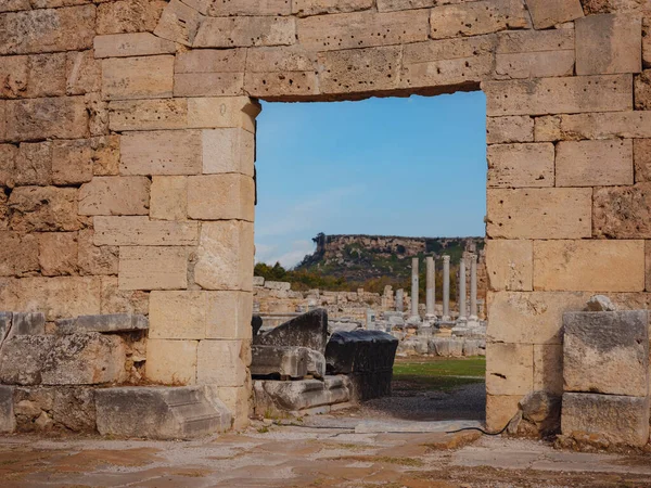 Passeio em Antalya Turquia em tarde de outubro quente, cidade Perge — Fotografia de Stock