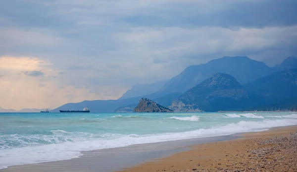 Antalya, hindi, Akdeniz kıyısında kış yürüyüşü — Stok fotoğraf