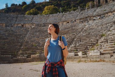 Ekim öğleden sonra Antalya 'da yürüyüş, Perge kenti