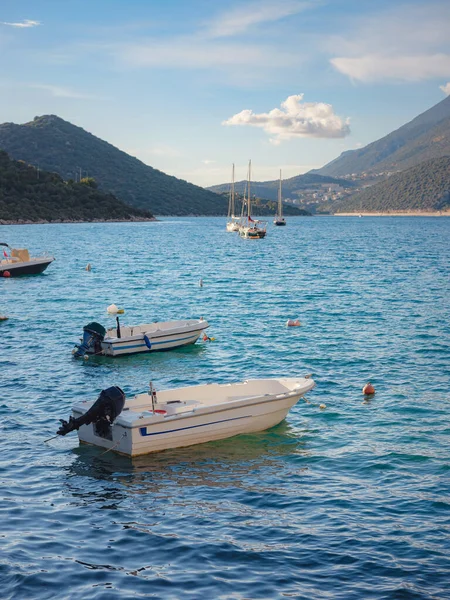 Pequeños barcos de pesca al atardecer - Kas Turquía — Foto de Stock
