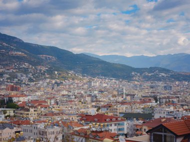 Alanya, hindi, Akdeniz kıyısında kış yürüyüşü. Ariel, Alanya Yarımadası 'ndan Alanya Limanı manzaralı. Kış gününe kadar Türk Rivierası. Güzel bir şehir manzarası. Türk tatil beldesi.