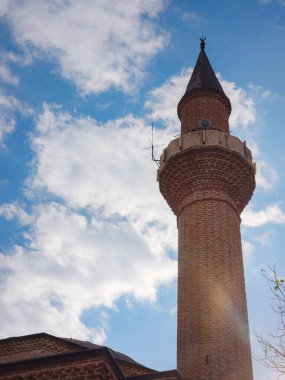 Alanya, hindi, Akdeniz kıyısında kış yürüyüşü. Alanya 'daki tepenin manzarası. Alanya şehrindeki ortaçağ kalesi, 13. yüzyılın antik camii.