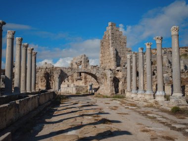 Büyük gökyüzü manzaralı Agora sütunları Perge veya Perga antik Yunan kenti - bir zamanlar Antalya Türkiye 'nin başkenti olan Pamphylia' da Ekim öğleden sonra.