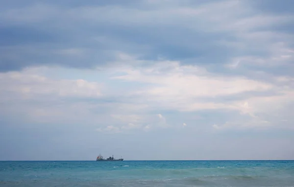 Navio Carga Azul Calmo Mediterrâneo Anatalya Viajando Longo Mar Mediterrâneo — Fotografia de Stock
