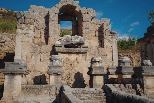 古代ギリシャの都市ペルゲ ペルガのニンファウム記念碑的な水の泉の遺跡 パンフィリの一度の首都 — ストック写真