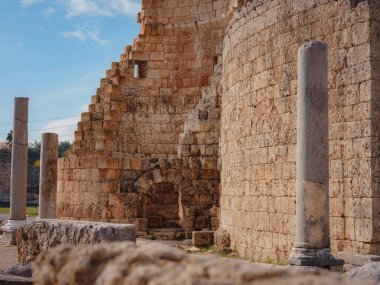 Antalya Türkiye 'de mermer sütunlu bir zamanlar Pamphylia' nın başkenti olan antik Yunan kenti Perge Perga 'nın Yunan şehir kapılarının kalıntıları