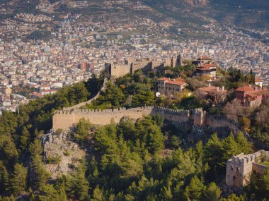 Alanya, hindi, Akdeniz kıyısında kış yürüyüşü. Alanya 'daki tepenin manzarası. Alanya şehrindeki ortaçağ kalesi