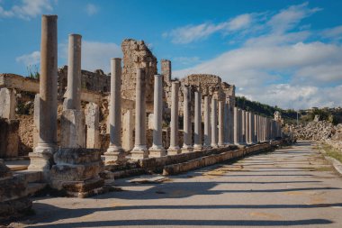 Büyük gökyüzü manzaralı Agora sütunları Perge veya Perga antik Yunan kenti - bir zamanlar Antalya Türkiye 'nin başkenti olan Pamphylia' da Ekim öğleden sonra.
