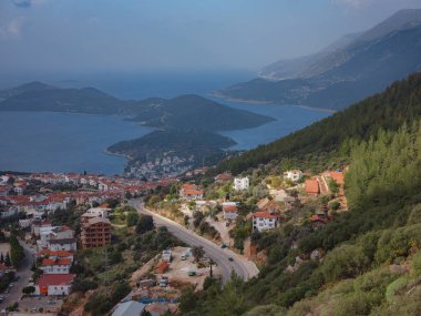 Türkiye 'de Kas veya Kash limanı ve Yunan adası Kastelorizo. Deniz kenarı tatil köyünün büyüleyici manzarası. Yat marinalı romantik liman ve minareli cami.