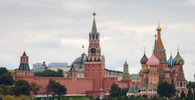 Moskova Kremlin ve St. ile Kızıl Meydan 'ın güzel manzarası Yağmurlu yaz aylarında Basil Katedrali. Burası Moskova 'nın ana turizm merkezi. Şehrin kalbinin güzel manzarası.