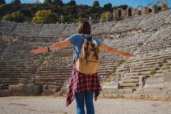 10月の午後暖かいトルコのアンタルヤを歩く Pergeの古代都市の遺跡でバックパック付きの美しい観光の女性 — ストック写真