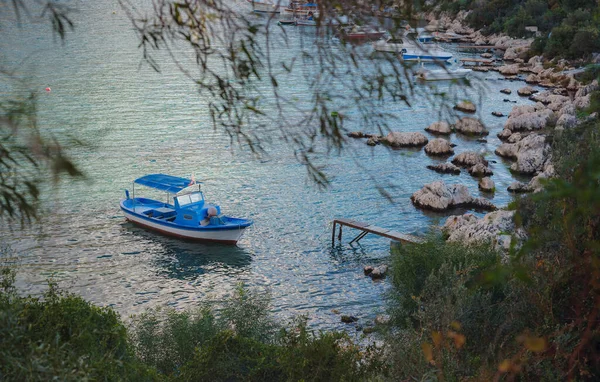 Pequeños Barcos Pesca Atardecer Kas Turquía Barcos Montañas Costa Mediterránea — Foto de Stock