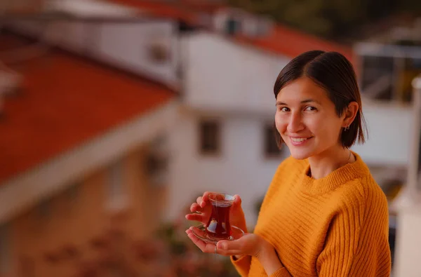 Женщина Пьет Турецкий Чай Традиционной Турецкой Чашки Наслаждается Панорамой Заката — стоковое фото