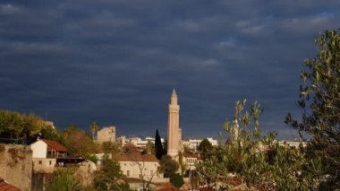 Antalya 'daki Eski Şehir manzarası. Antalya Türkiye 'de popüler bir turizm beldesi.