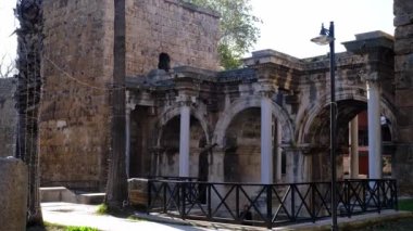 Antalya 'daki eski şehirde yürü
