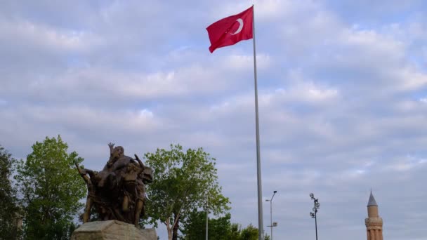 Türkische Flagge weht im blauen Himmel. — Stockvideo