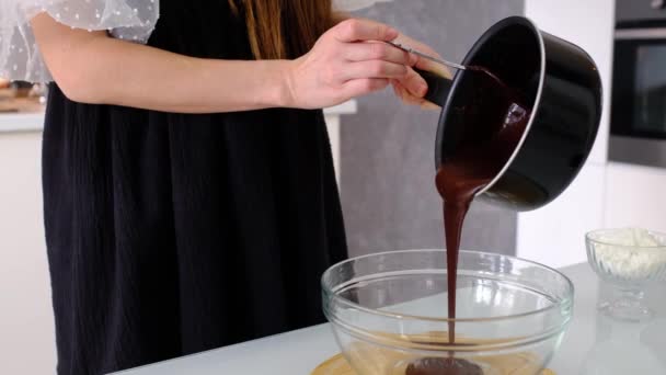 Blandade äggula, mjöl och socker förbereda för bakning tårta eller baka — Stockvideo