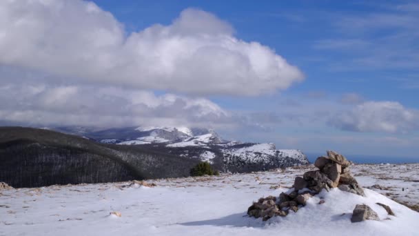 青い空を横切る雲と雪の山のパノラマ — ストック動画