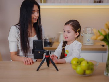 Blogcu anne ve bebeği evde. Millennial Influencer kadını annelik blogu için içerik yaratıyor