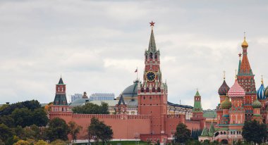 Moskova Kremlin ve St. ile Kızıl Meydan 'ın güzel manzarası Yağmurlu yaz aylarında Basil Katedrali. Burası Moskova 'nın ana turizm merkezi. Şehrin kalbinin güzel manzarası.