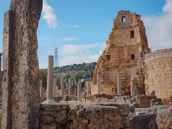 古代ギリシャの都市のギリシャの都市の門の遺跡ペルゲPerga一度アンタルヤの大理石の列とパンフィリアの首都トルコ — ストック写真