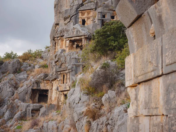 トルコの都市デムレにあるリュキアの岩窟墓の考古学的遺跡 ユニークな古代ネクロポリス — ストック写真