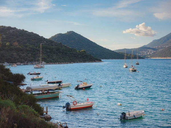 Pequeños Barcos Pesca Atardecer Kas Turquía Barcos Montañas Costa Mediterránea — Foto de Stock