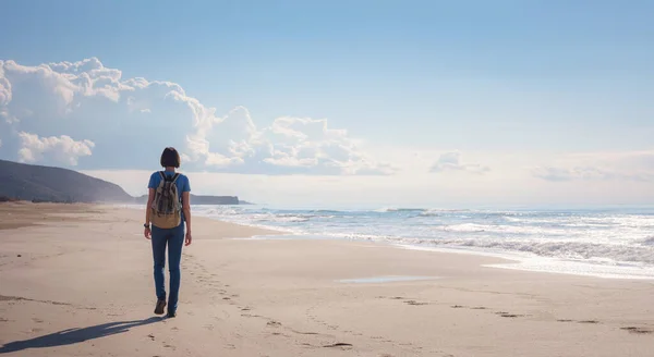 Backpacker Kobieta Siedzi Plaży Wydmy Patara Ciesząc Się Wietrznym Morzem — Zdjęcie stockowe