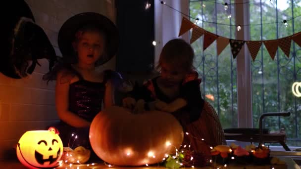 Mempersiapkan Halloween di dapur rumah. — Stok Video