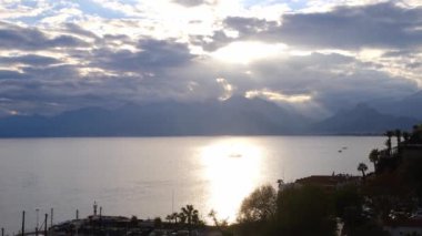 Antalya 'daki liman veya Türkiye' deki Kaleici. Turizm gemisi turne düzenliyor