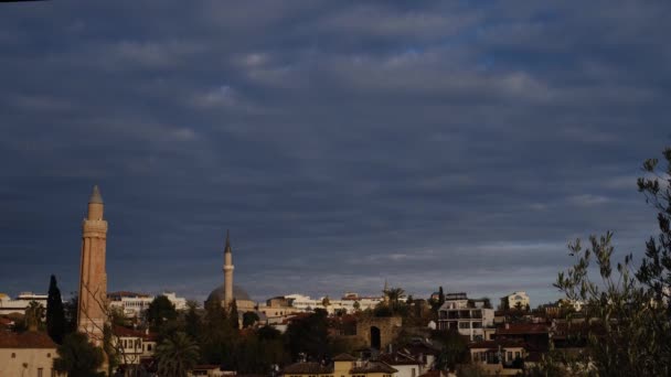 Uitzicht op de oude stad in Antalya. Antalya is een populaire toeristische bestemming in Turkije. — Stockvideo