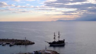 Antalya 'daki liman veya Türkiye' deki Kaleici. Turizm gemisi turne düzenliyor