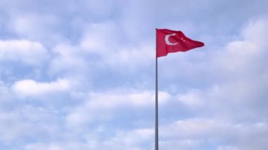 Mavi gökyüzünde dalgalanan Türk bayrağı.