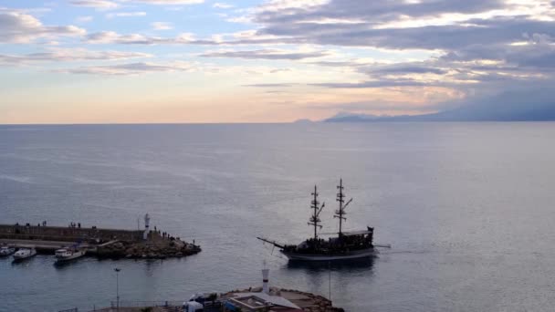 Port w Starym Mieście Antalya lub Kaleici w Turcji. Statek turystyczny organizuje wycieczkę — Wideo stockowe