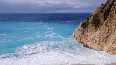 Türkiye 'de Akdeniz' deki güzel Kaputash plajı.