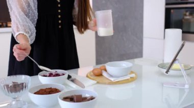 Yakın plan kadın mutfakta pasta yapıyor.