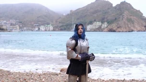 Guerreiro mulher em armadura contra fortaleza em rocha e mar — Vídeo de Stock
