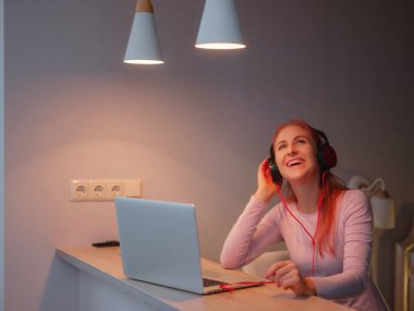 Bilgisayarla çalışan çekici genç kadın