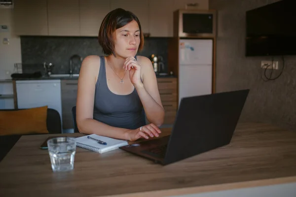 Joven asiático mujer en casa, remoto trabajo — Foto de Stock