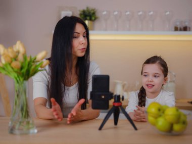 Blogcu anne ve bebeği evde. Millennial Influencer kadını annelik blogu için içerik yaratıyor