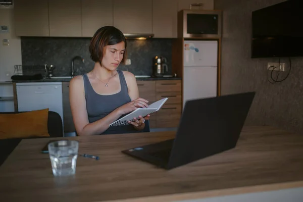 Joven asiático mujer en casa, remoto trabajo — Foto de Stock