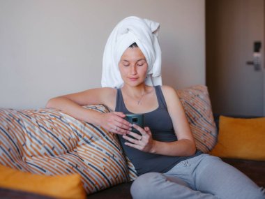 Genç Asyalı kadın evde, uzaktan çalışıyor.