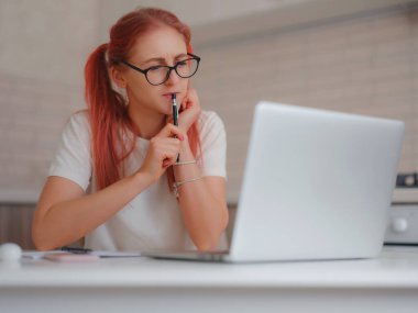 Hoş, mutlu, genç, serbest çalışan bir bayan.