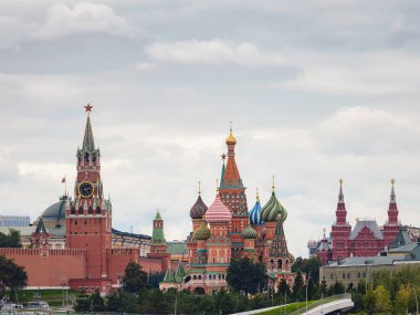 Moskova Kremlin ve St. ile Kızıl Meydan 'ın güzel manzarası Yağmurlu yaz aylarında Basil Katedrali. Burası Moskova 'nın ana turizm merkezi. Şehrin kalbinin güzel manzarası.