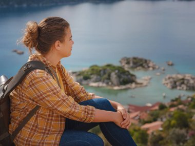Türkiye 'nin Kekova adasında seyahat ve turistik merkezler. Kadın gezgin Simena Kalesi 'ni deniz körfezi ve Kekova Adası' nın ünlü taşkın şehri manzarasıyla keşfeder. Türkiye 'de turistik merkezler.