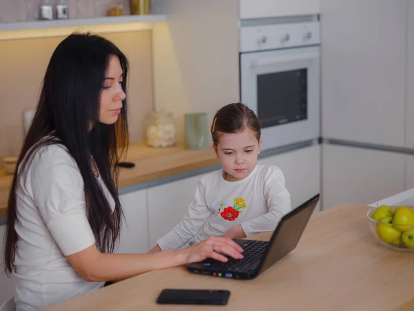 Berufstätige Mutter Arbeitet Vom Homeoffice Aus Frau Und Kind Mit — Stockfoto