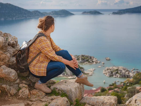 Türkiye 'nin Kekova adasında seyahat ve turistik merkezler. Kadın gezgin Simena Kalesi 'ni deniz körfezi ve Kekova Adası' nın ünlü taşkın şehri manzarasıyla keşfeder. Türkiye 'de turistik merkezler.