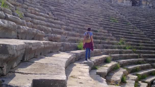 Wandelen in Antalya Turkije op warme oktober middag. — Stockvideo